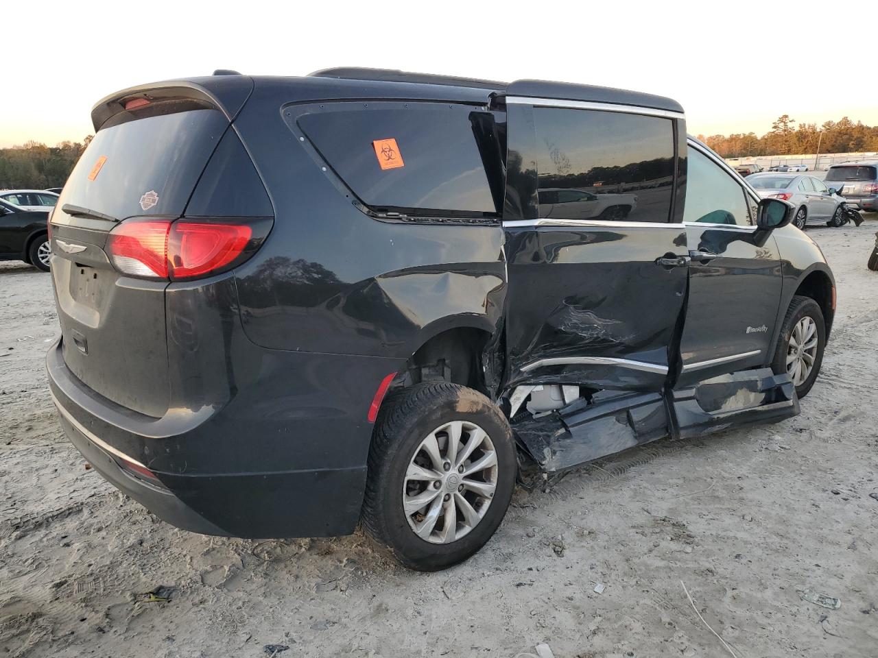 2017 Chrysler Pacifica - Image 3