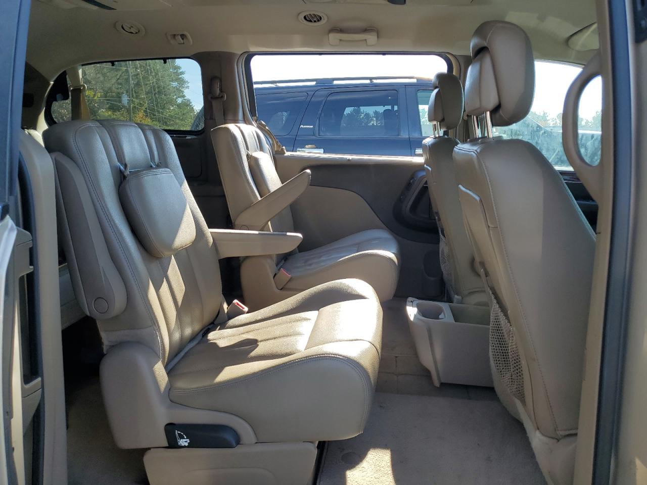 2014 Chrysler Town & Country - Image 11