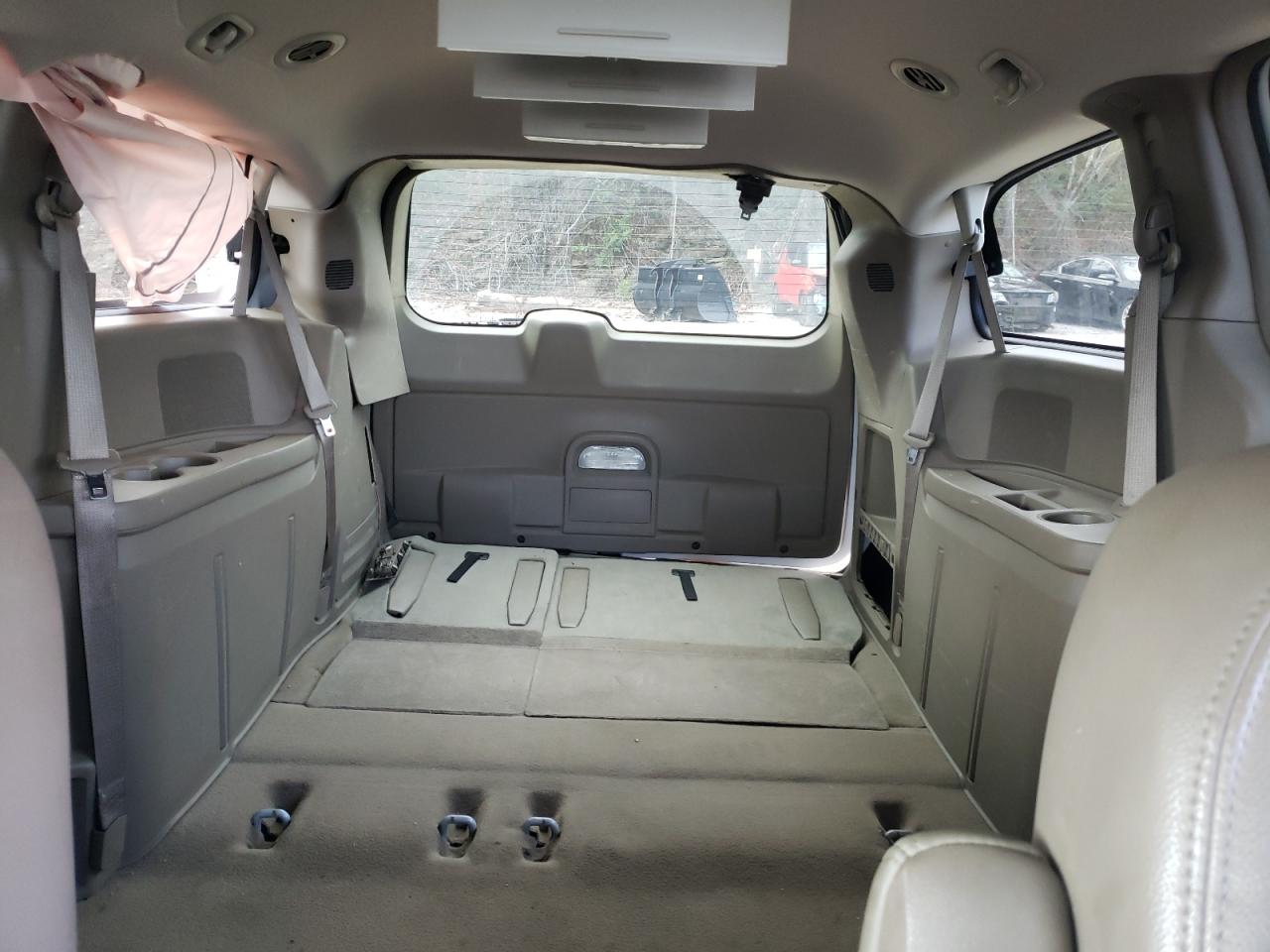 2014 Chrysler Town & Country - Image 10