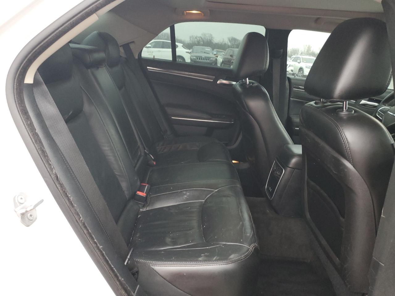 2018 Chrysler 300 - Image 10