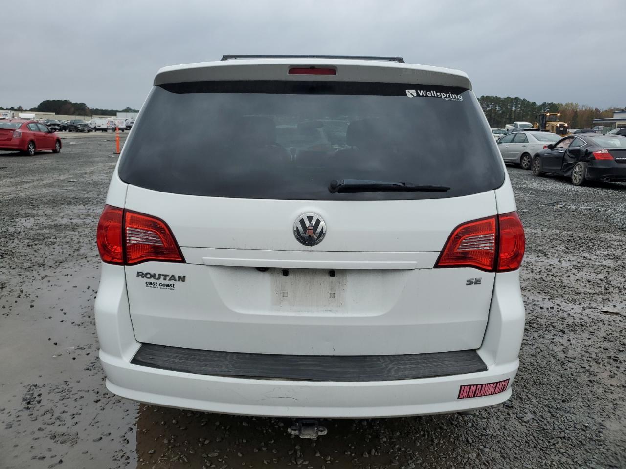 2014 Volkswagen Routan - Image 6