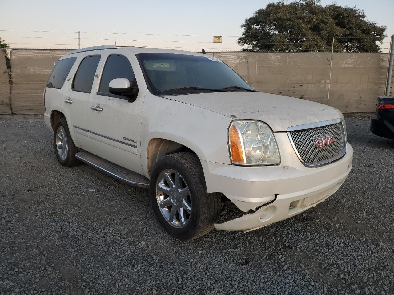 VIN 1GKS1EEF7ER180648 2014 GMC YUKON no.4