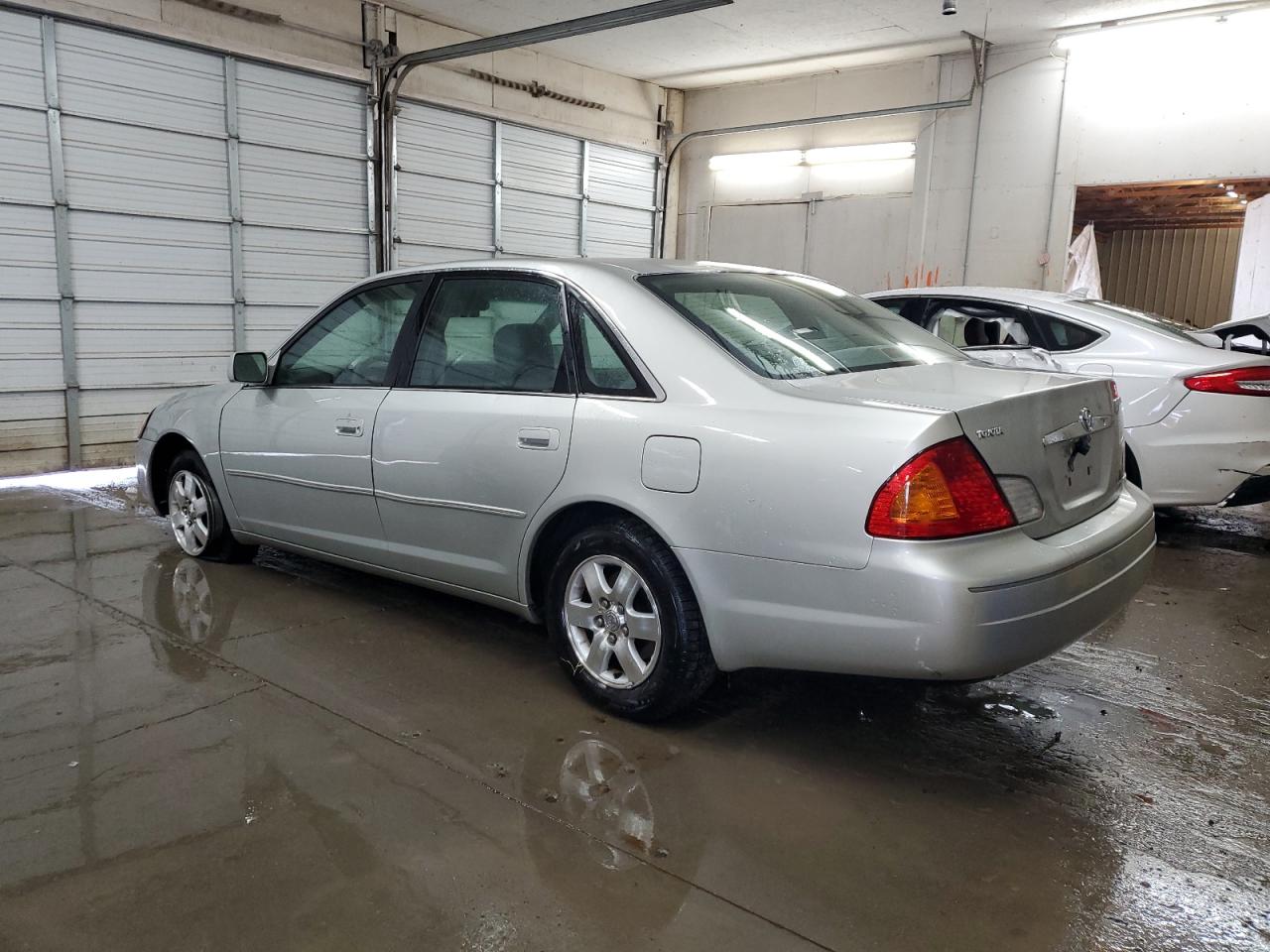2002 Toyota Avalon - Image 2