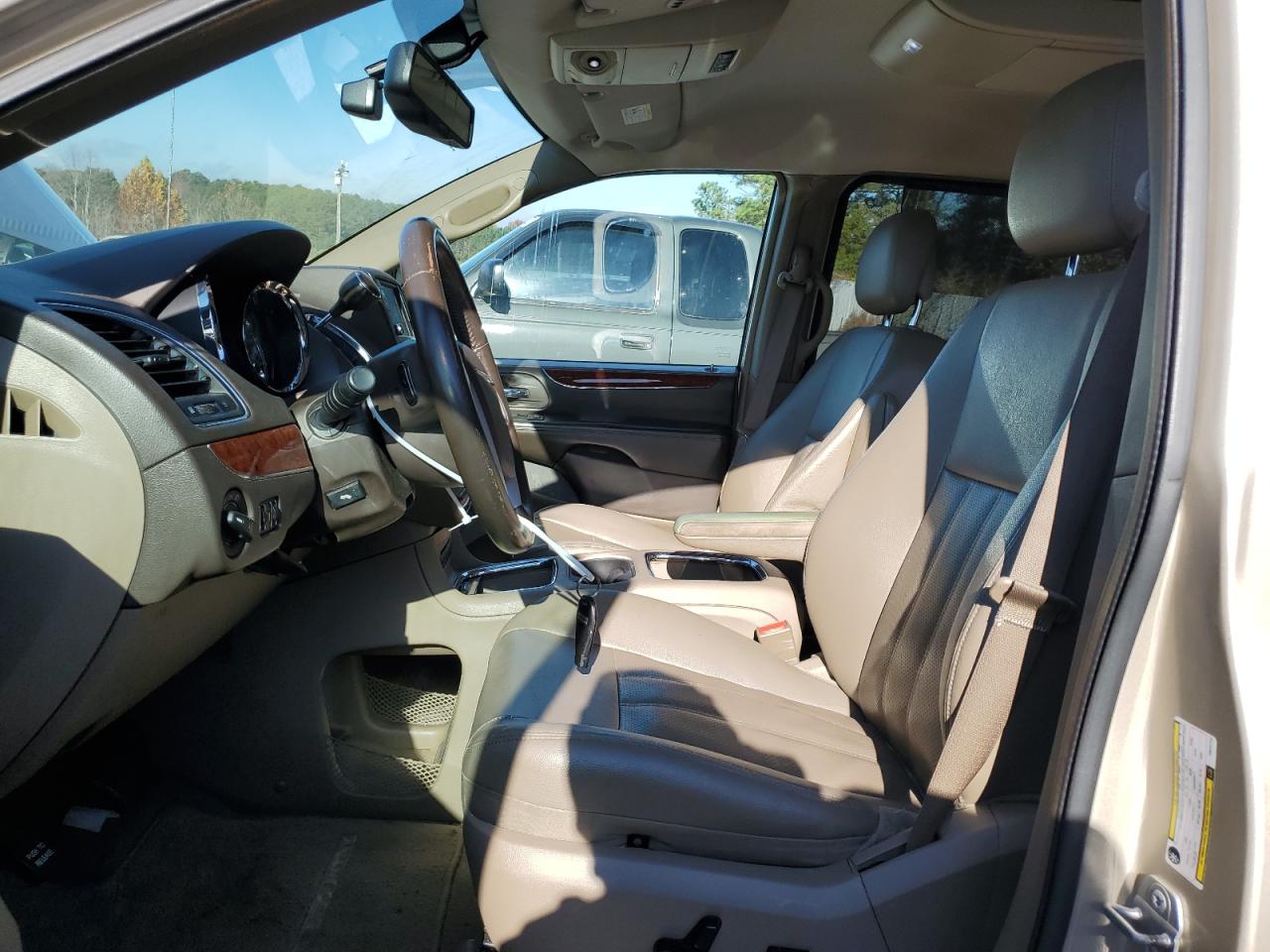 2014 Chrysler Town & Country - Image 7