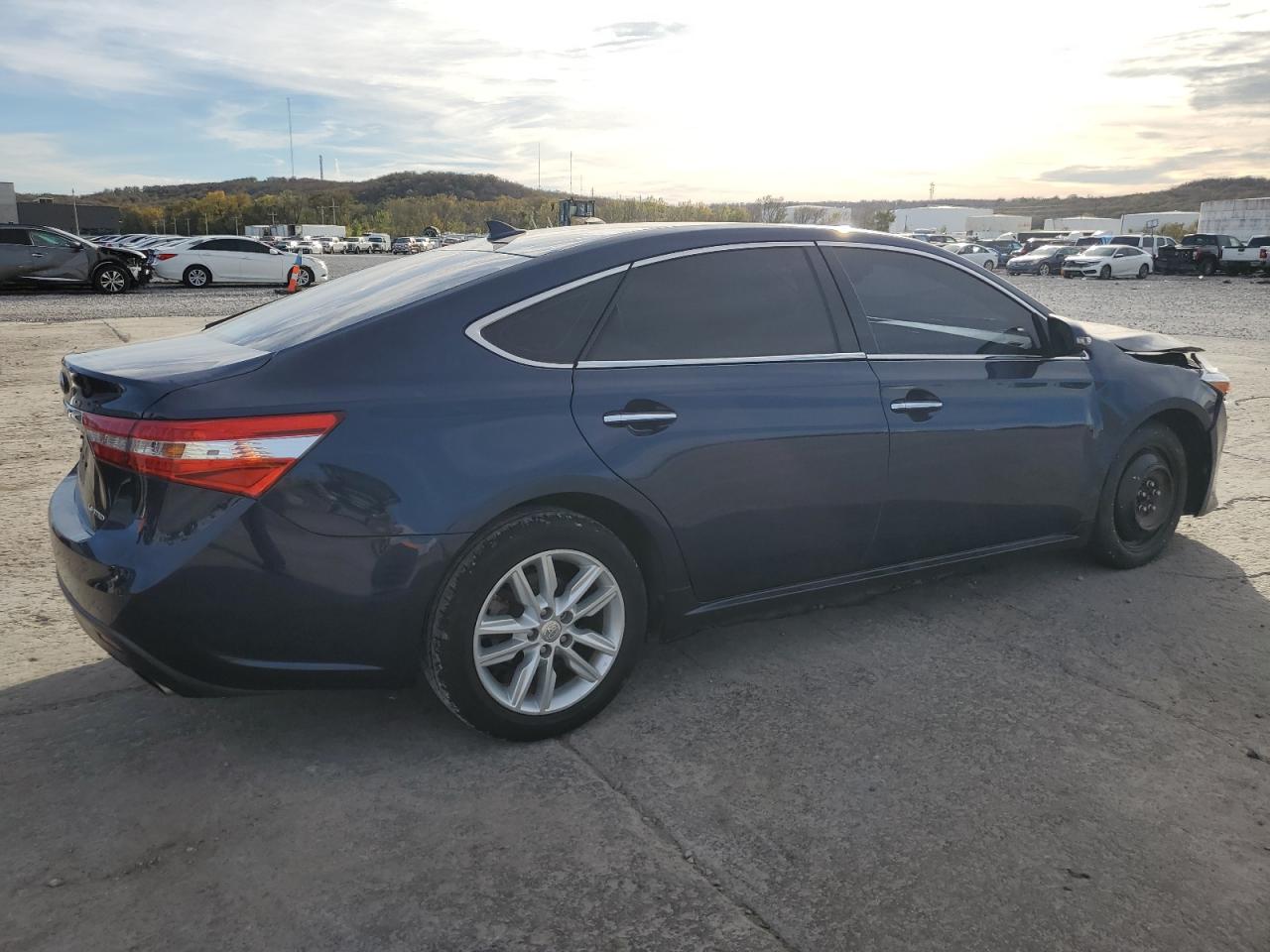 2015 Toyota Avalon - Image 3