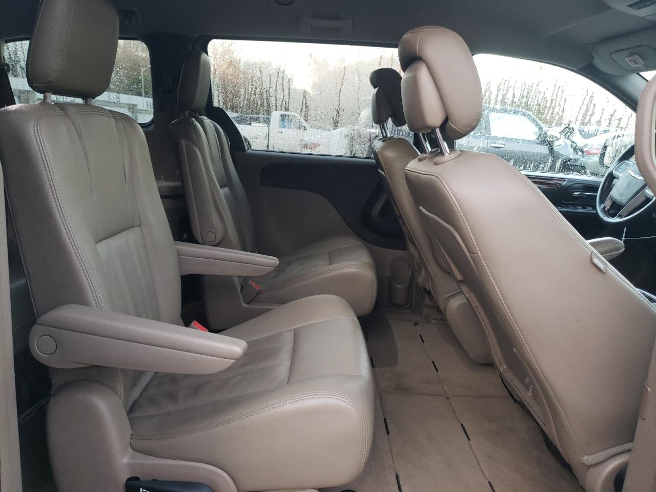 2016 Chrysler Town & Country - Image 11
