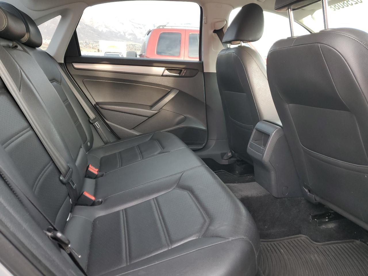 2015 Volkswagen Passat - Image 11