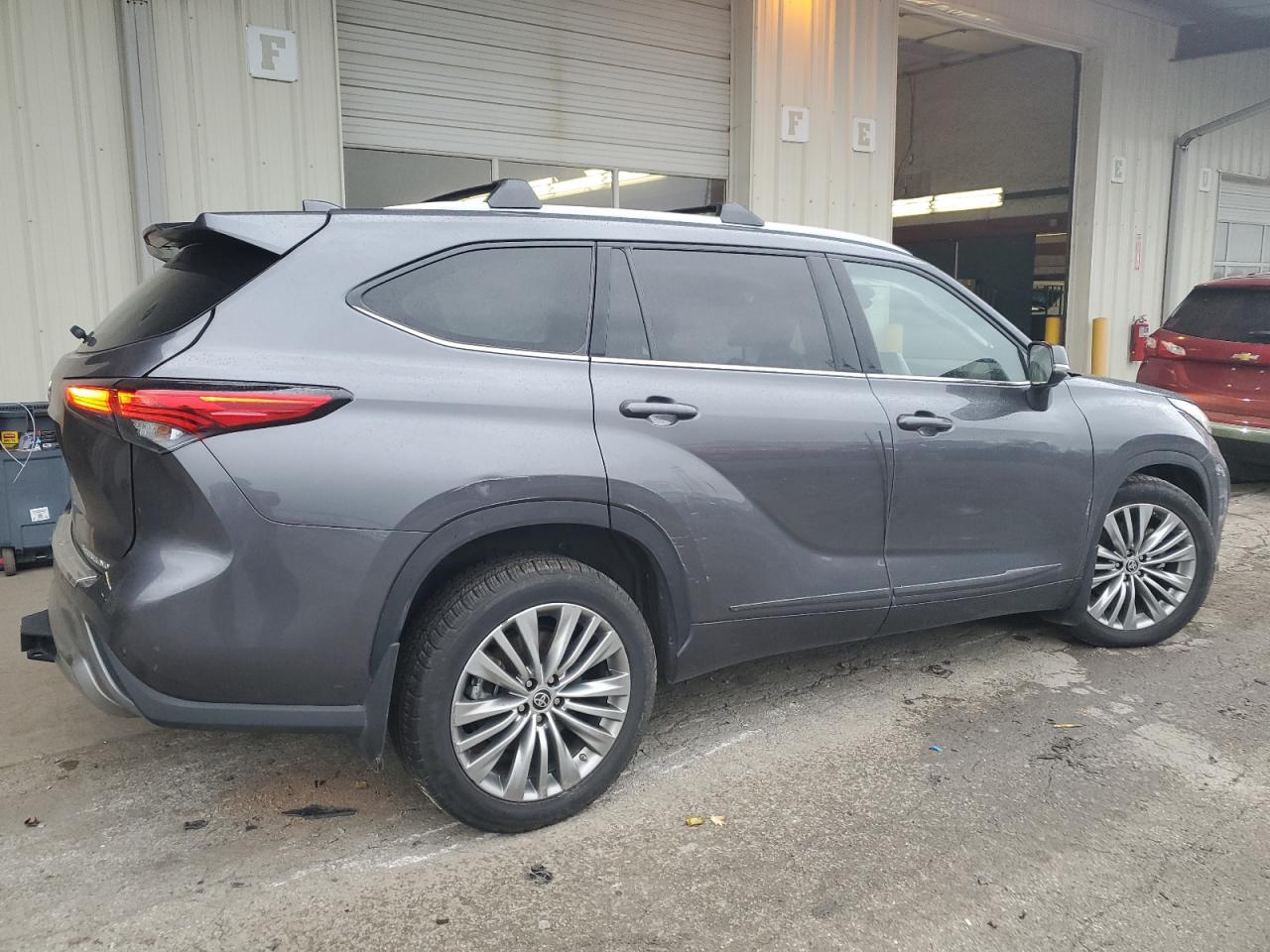 2022 Toyota Highlander - Image 3