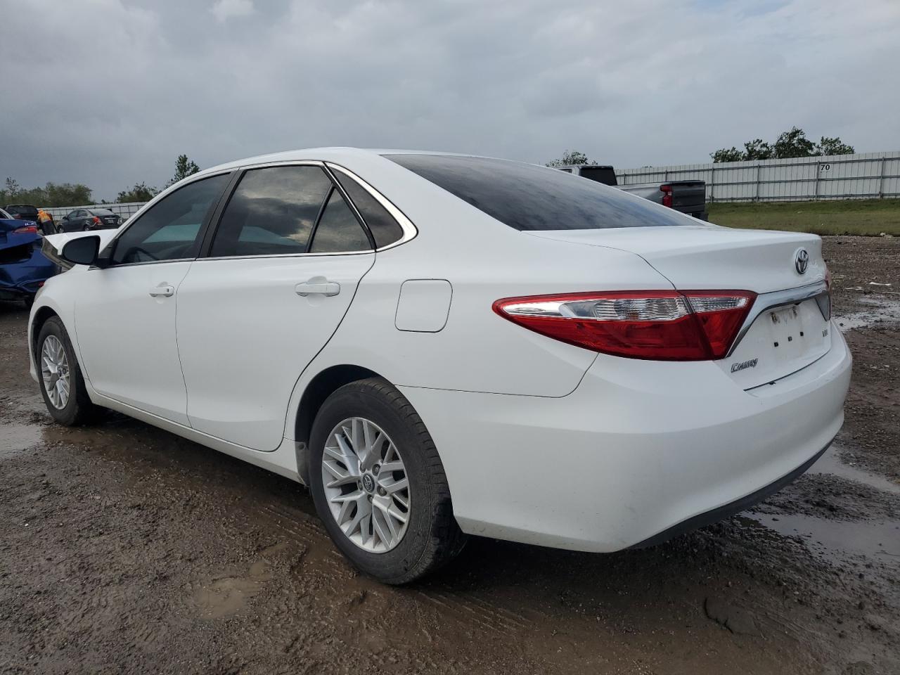 VIN 4T1BF1FK6HU343983 2017 TOYOTA CAMRY no.2