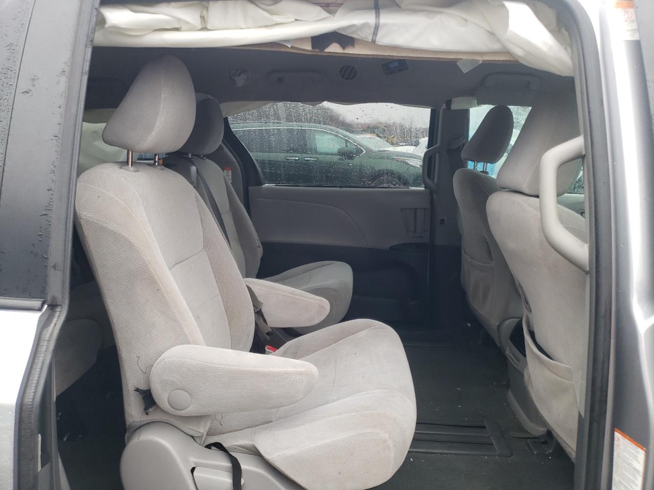 2017 Toyota Sienna - Image 12