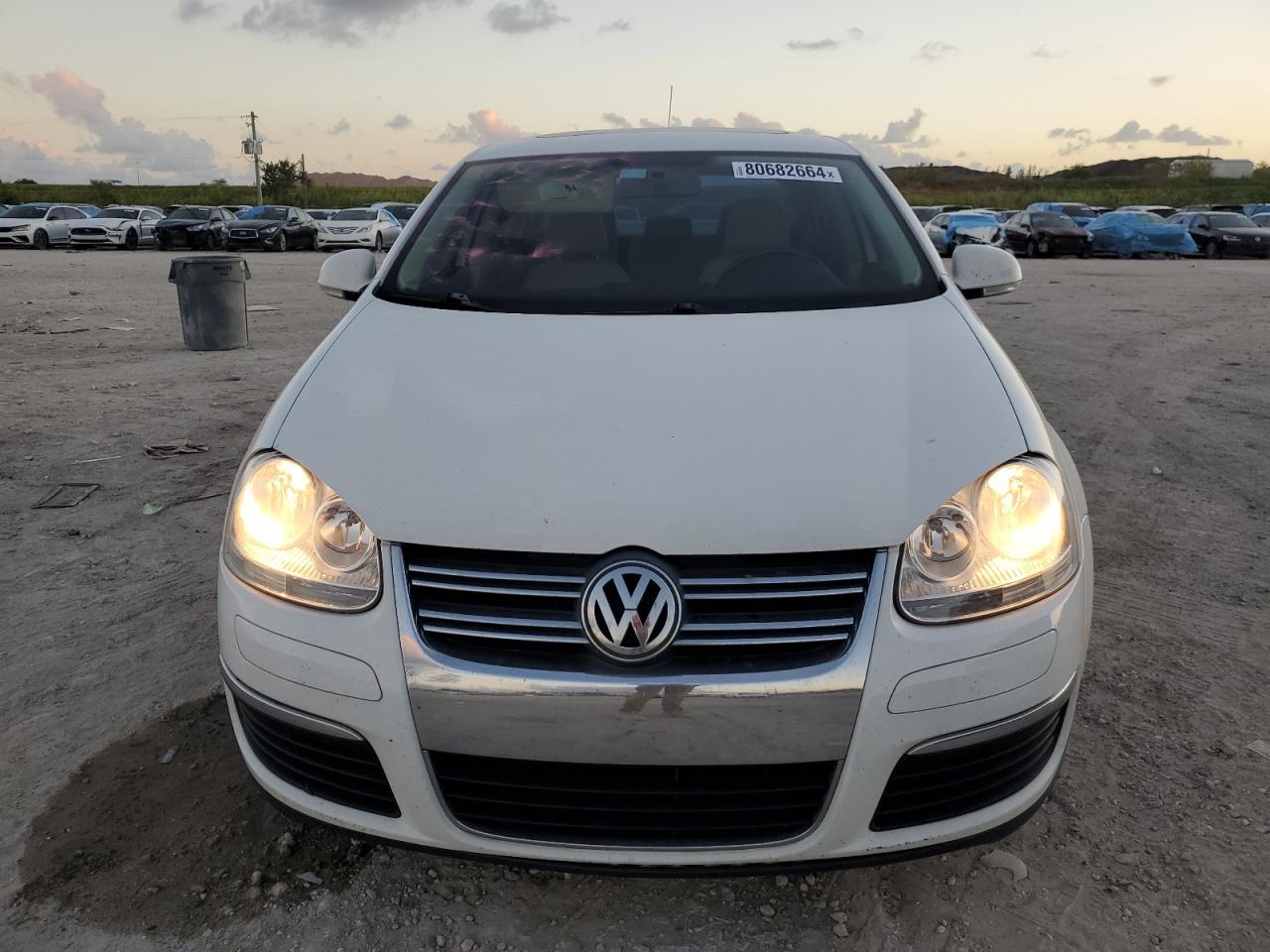 2010 Volkswagen Jetta - Image 5