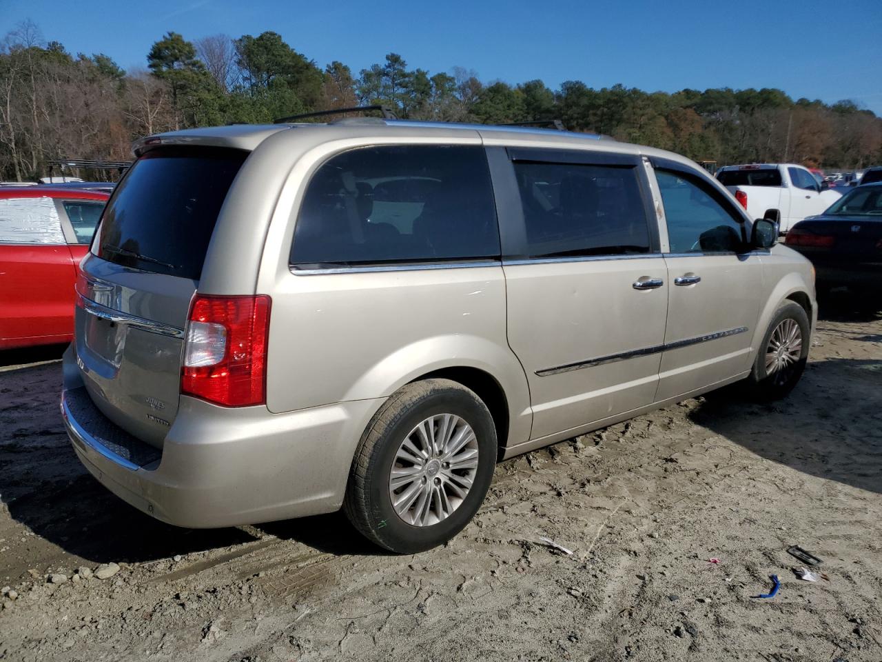 2014 Chrysler Town & Country - Image 3