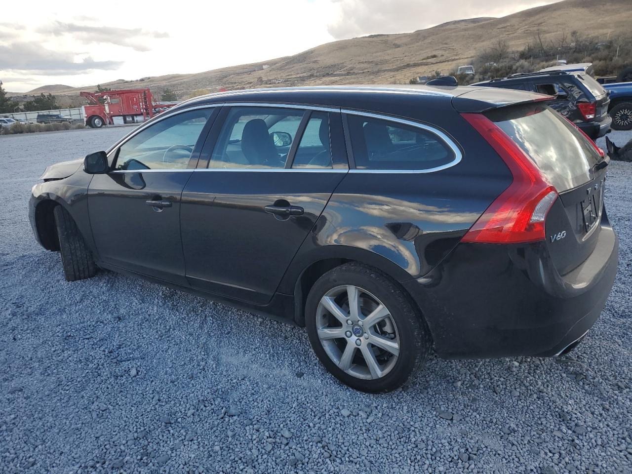 VIN YV140MSK5H1359478 2017 VOLVO V60 no.2