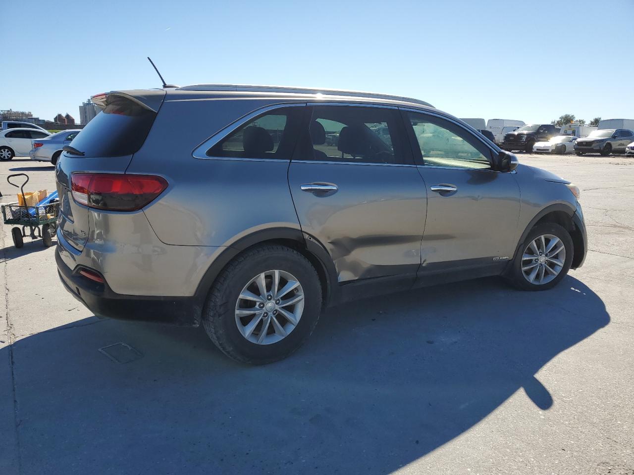 VIN 5XYPGDA56HG221636 2017 KIA SORENTO no.3