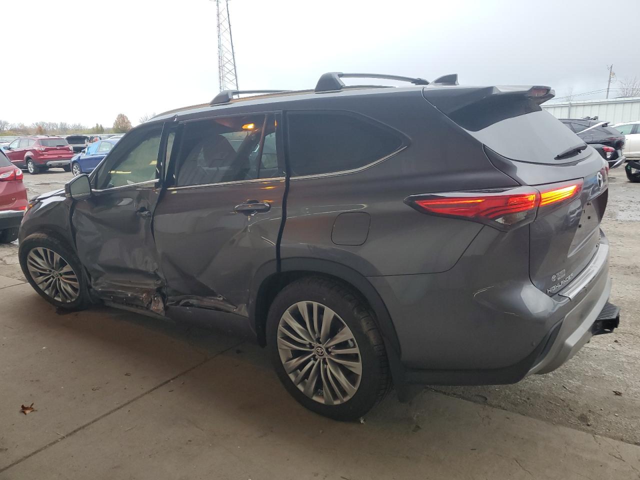 2022 Toyota Highlander - Image 2