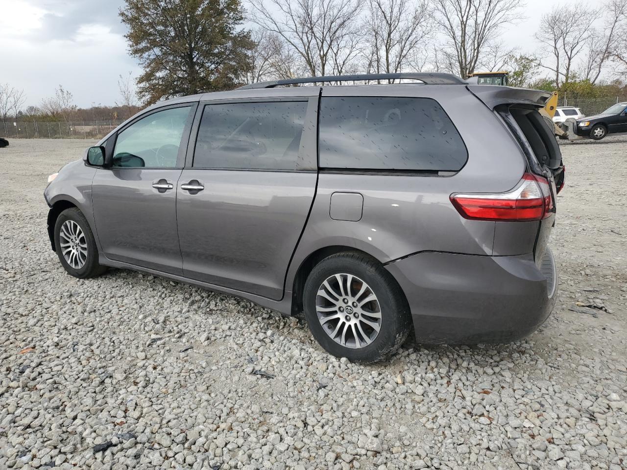2019 Toyota Sienna - Image 2