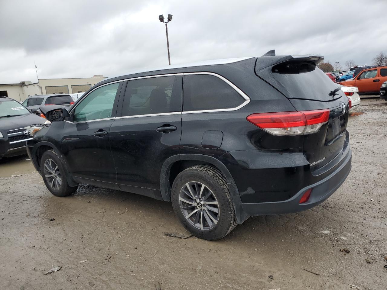 5TDJZRFH4HS404679 2017 TOYOTA HIGHLANDER - Image 2