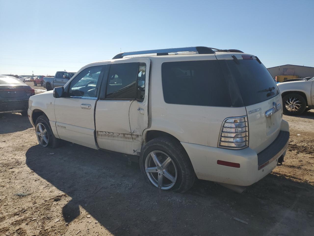 2009 Mercury Mountaineer - Image 2