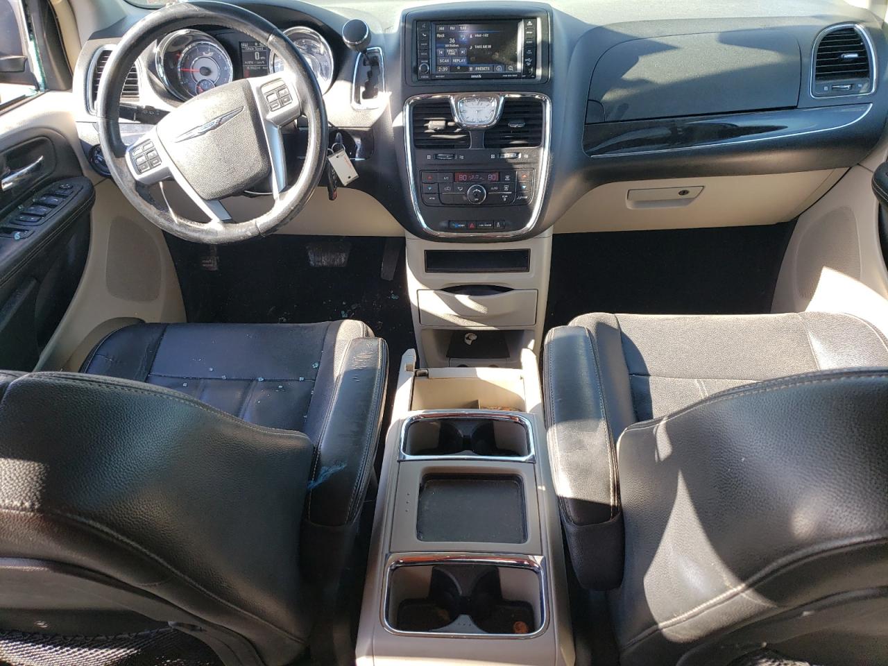 2014 Chrysler Town & Country - Image 8