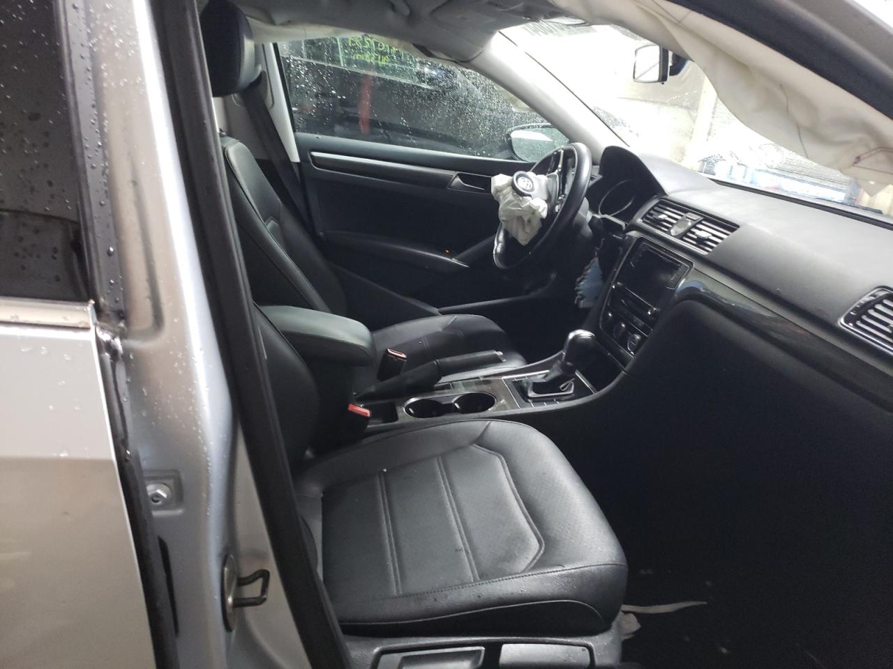2017 Volkswagen Passat - Image 7