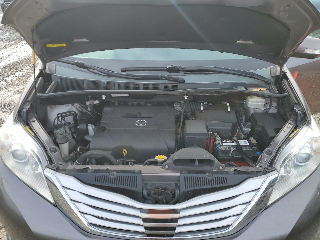 2014 Toyota Sienna - Image 12