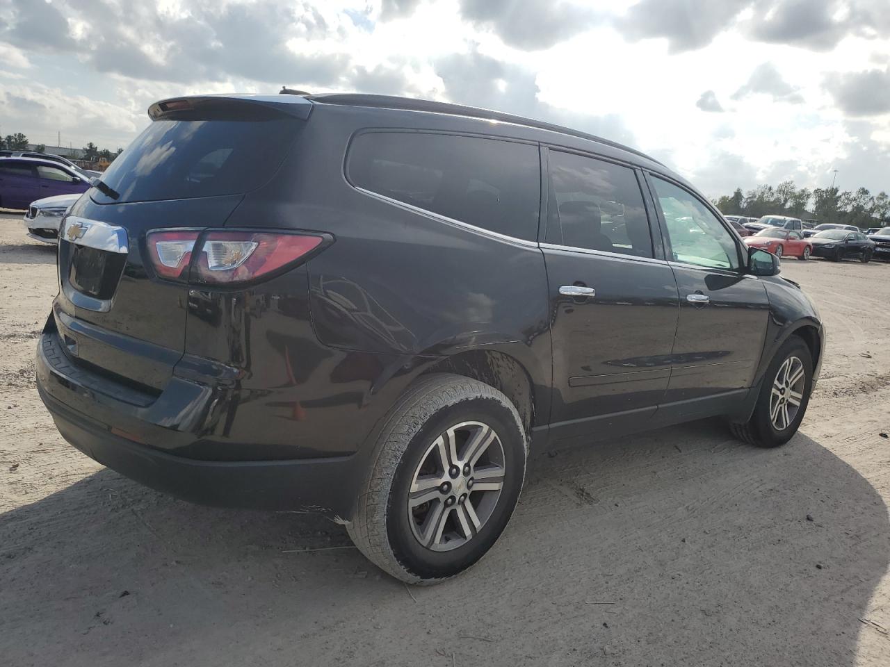 VIN 1GNKRGKD6HJ262027 2017 CHEVROLET TRAVERSE no.3