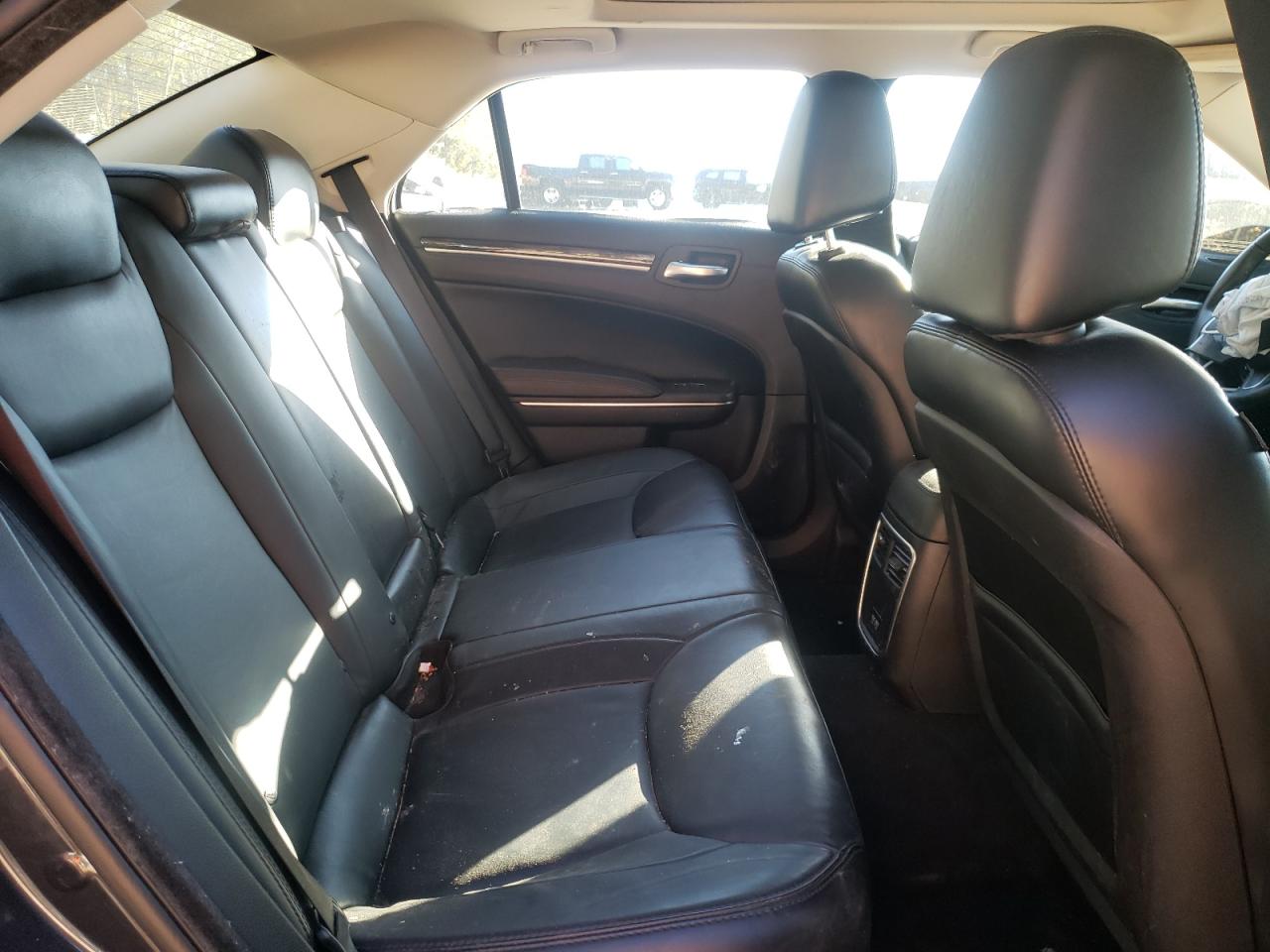 2016 Chrysler 300 - Image 10