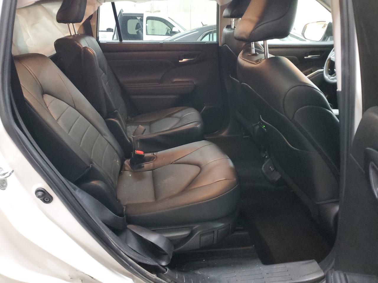 2022 Toyota Highlander - Image 11