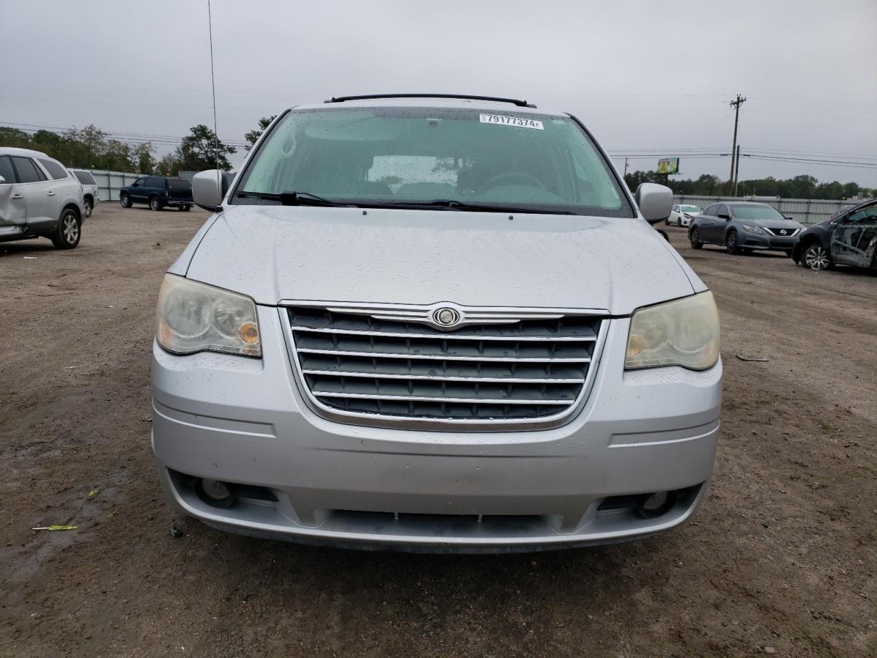 2010 Chrysler Town & Country - Image 5