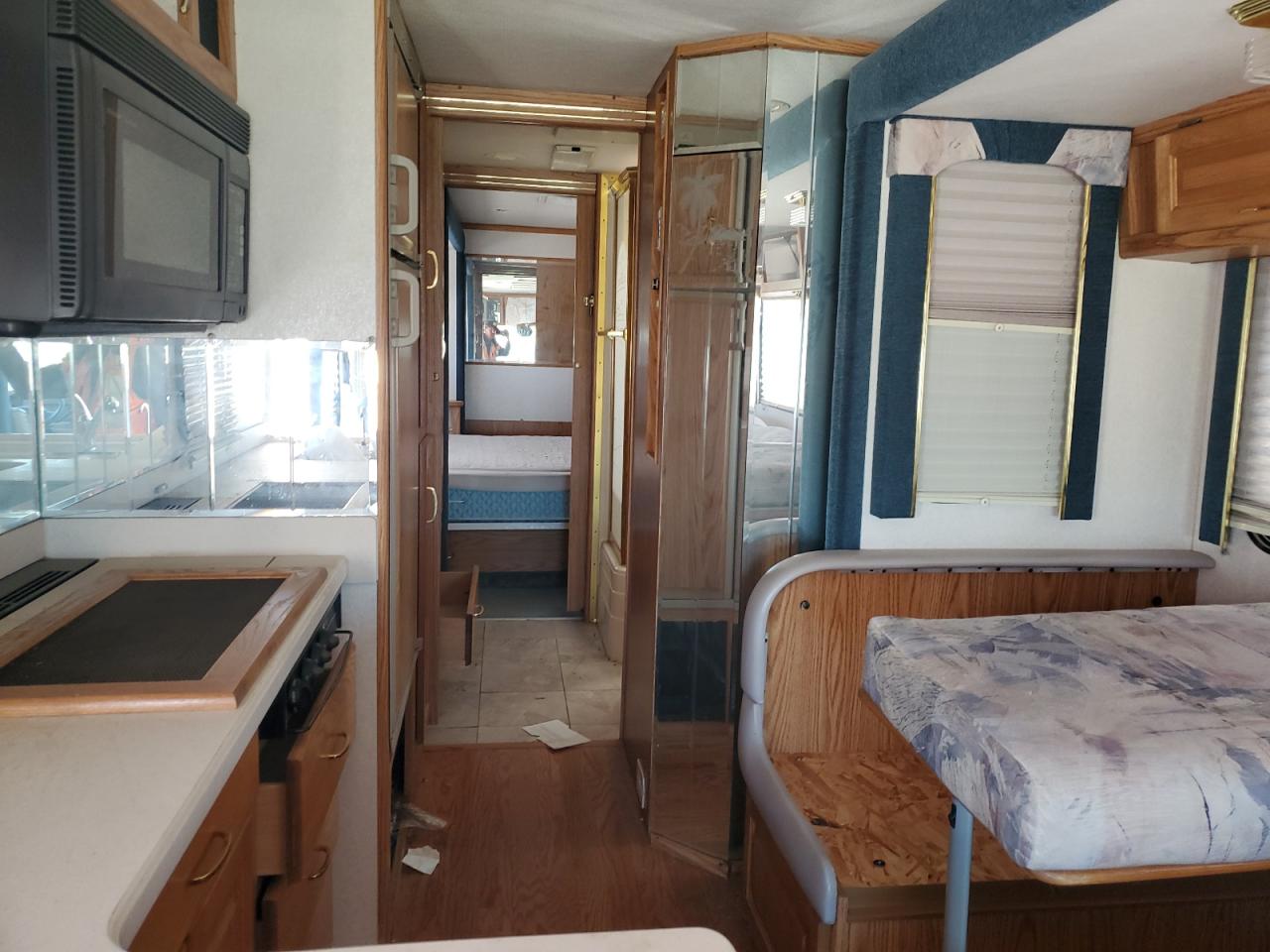 2000 Ford F550 Super Duty Stripped Chassis VIN: 3FCNF53S1YJA08312 Lot: 81840874