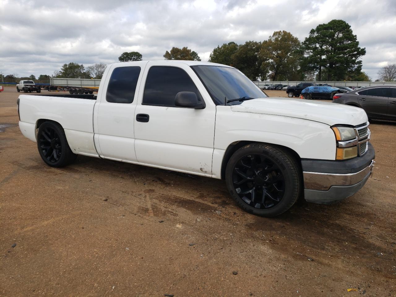 2005 Chevrolet Silverado - Image 4