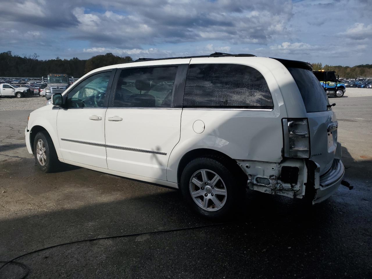 2010 Chrysler Town & Country - Image 2