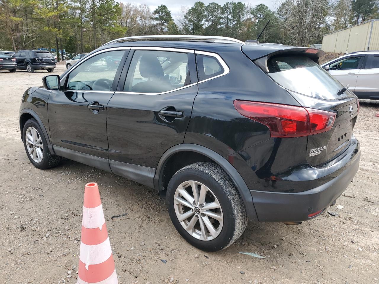 2019 Nissan Rogue - Image 2