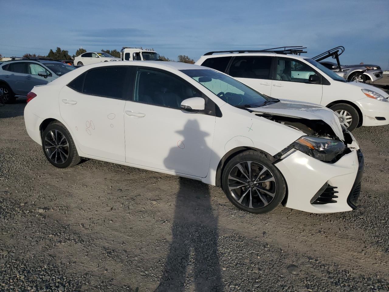 VIN 2T1BURHE1JC083785 2018 TOYOTA COROLLA no.4