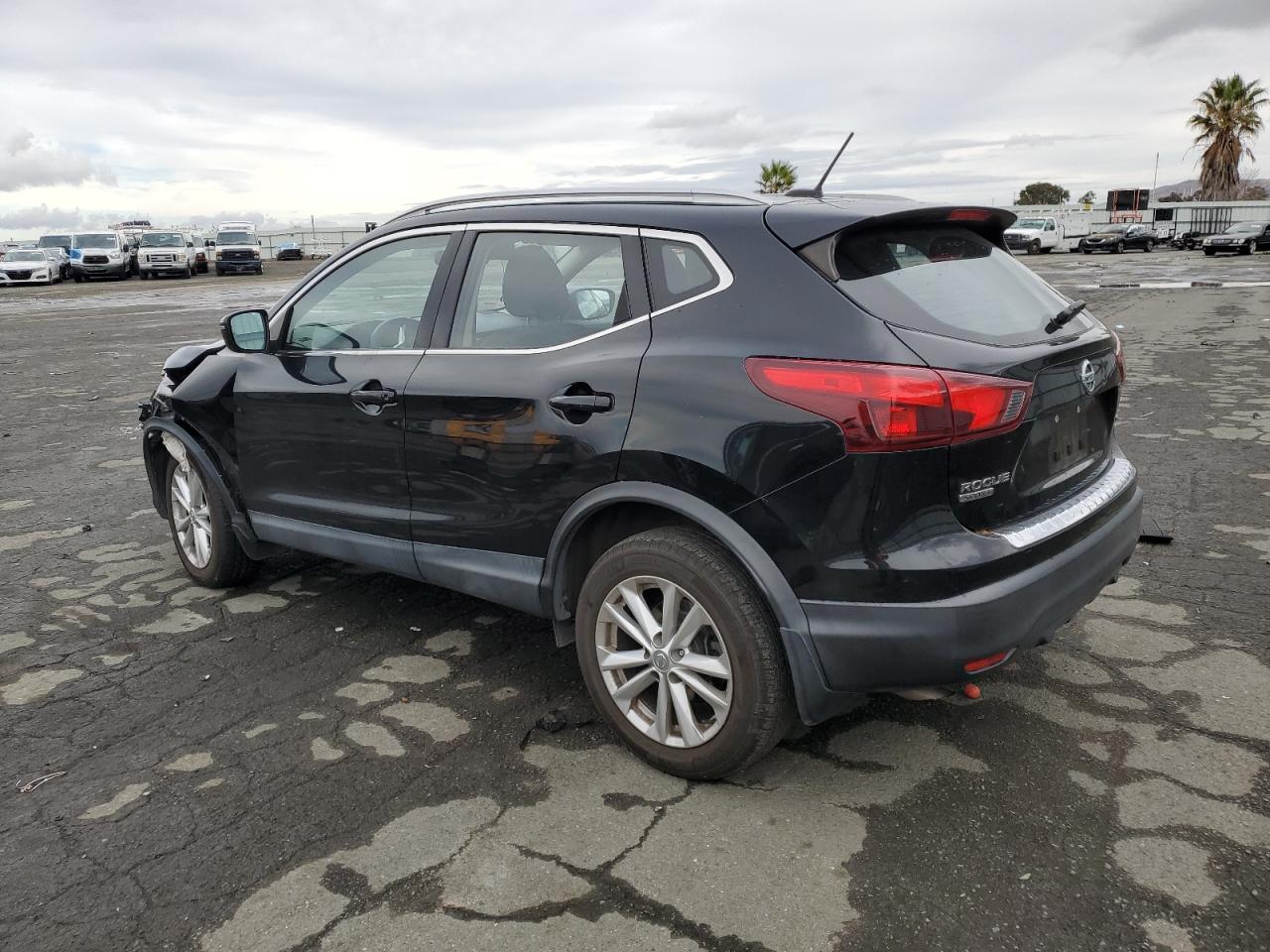 2018 Nissan Rogue - Image 2