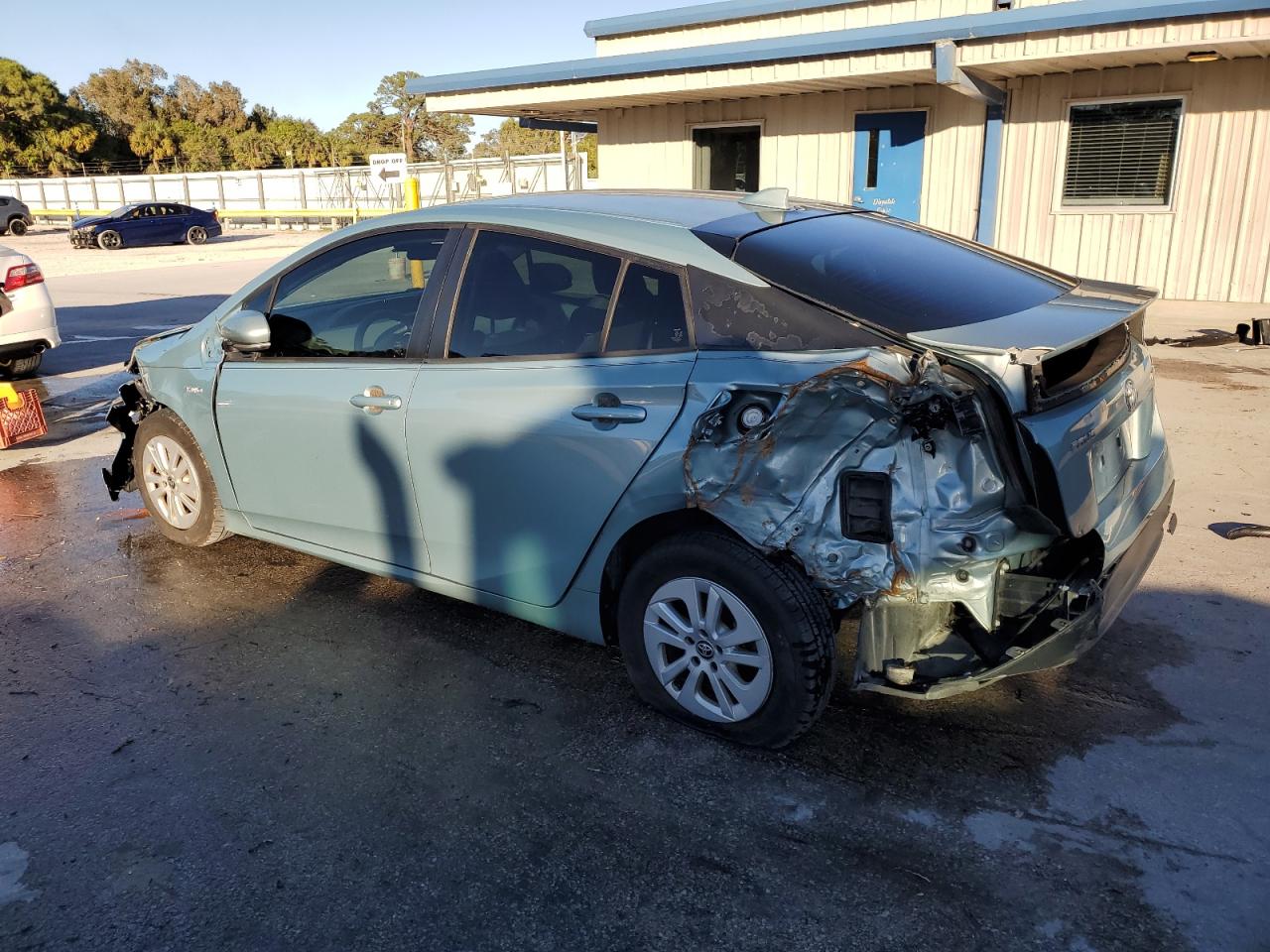 VIN JTDKBRFU9J3593102 2018 TOYOTA PRIUS no.2