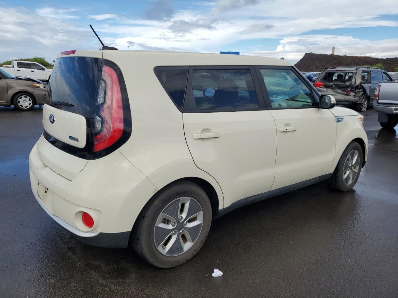 VIN KNDJP3AE2J7026684 2018 KIA SOUL no.3