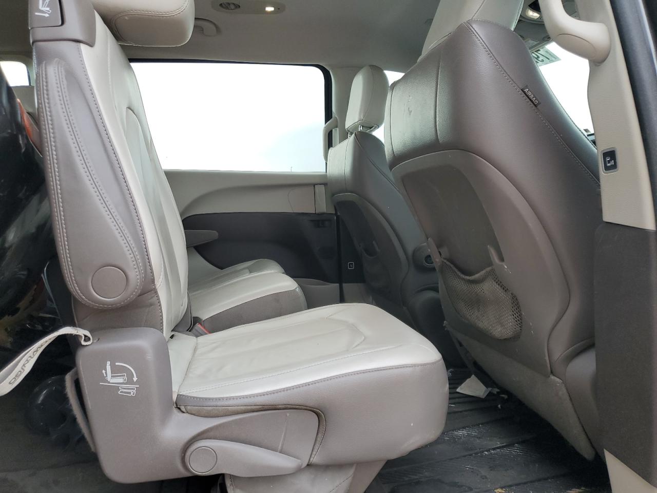 2017 Chrysler Pacifica - Image 11