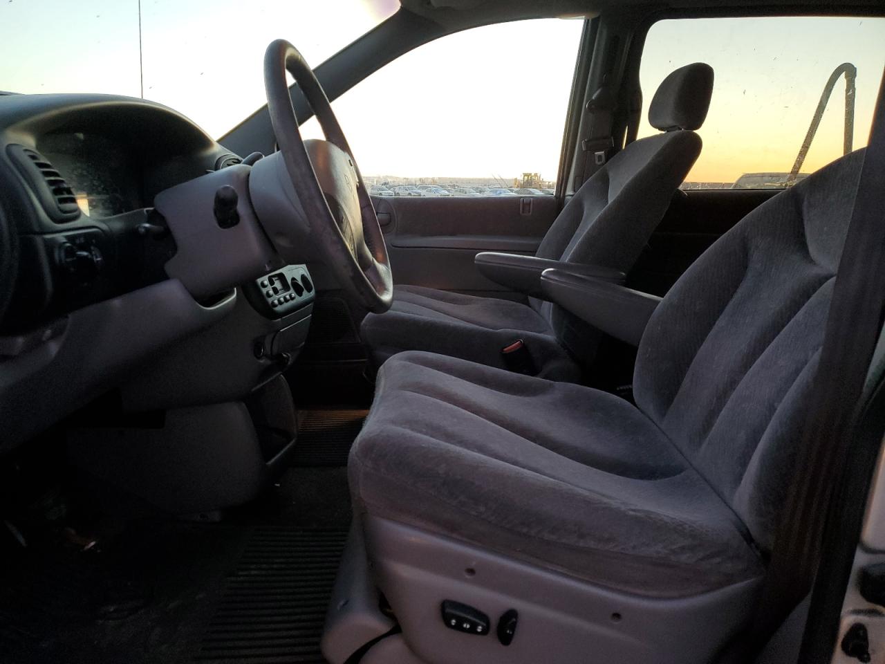 2000 Dodge Caravan - Image 7