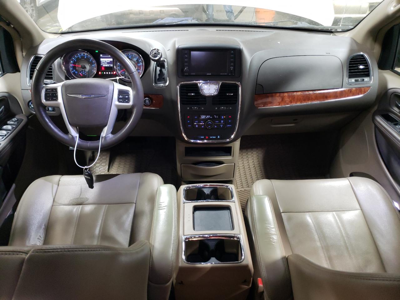 2014 Chrysler Town & Country - Image 8