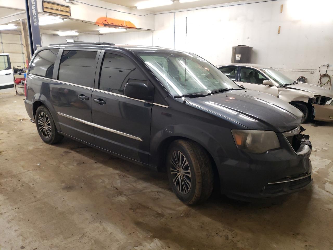 2014 Chrysler Town & Country - Image 4