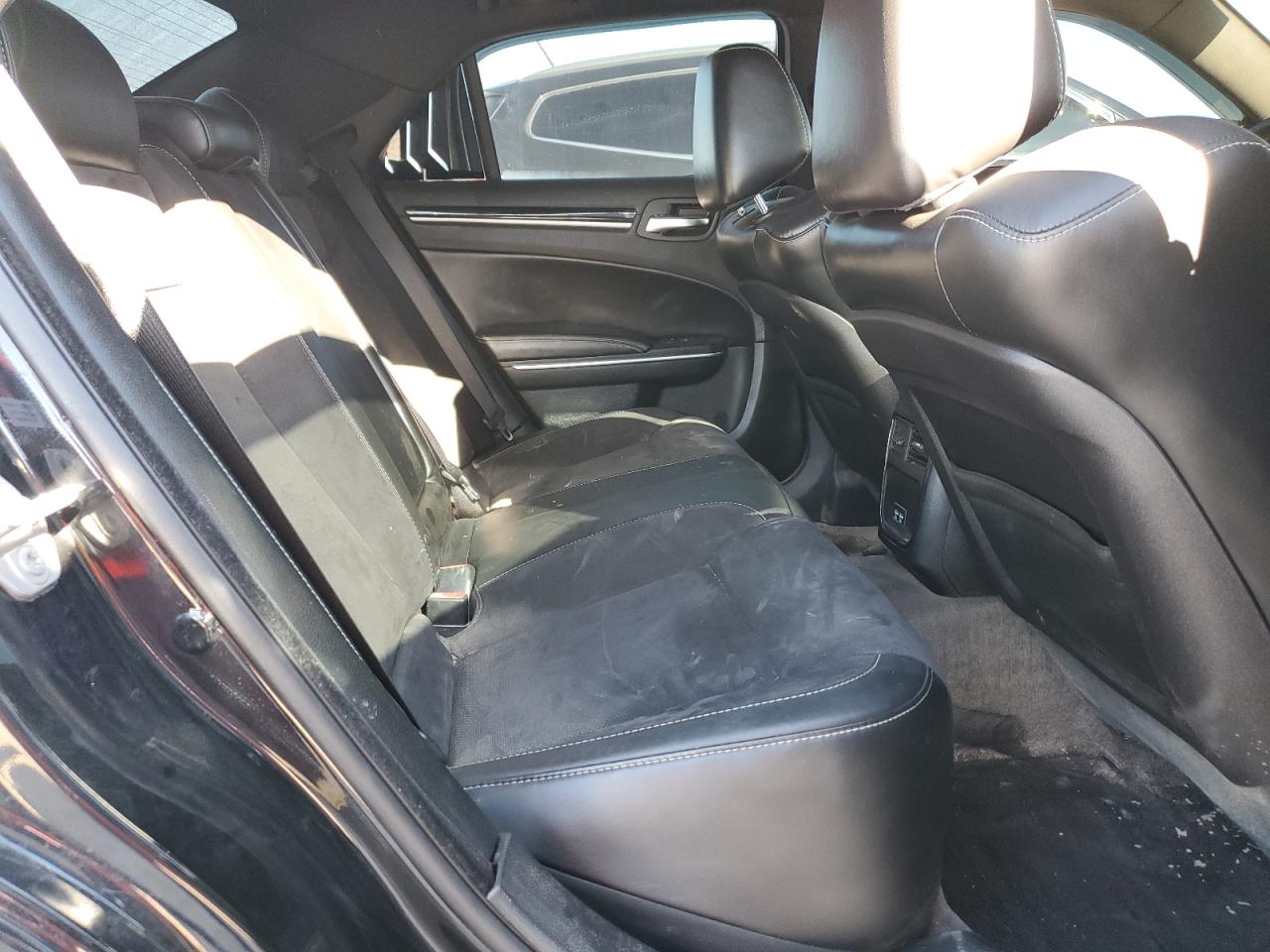 2018 Chrysler 300 - Image 10