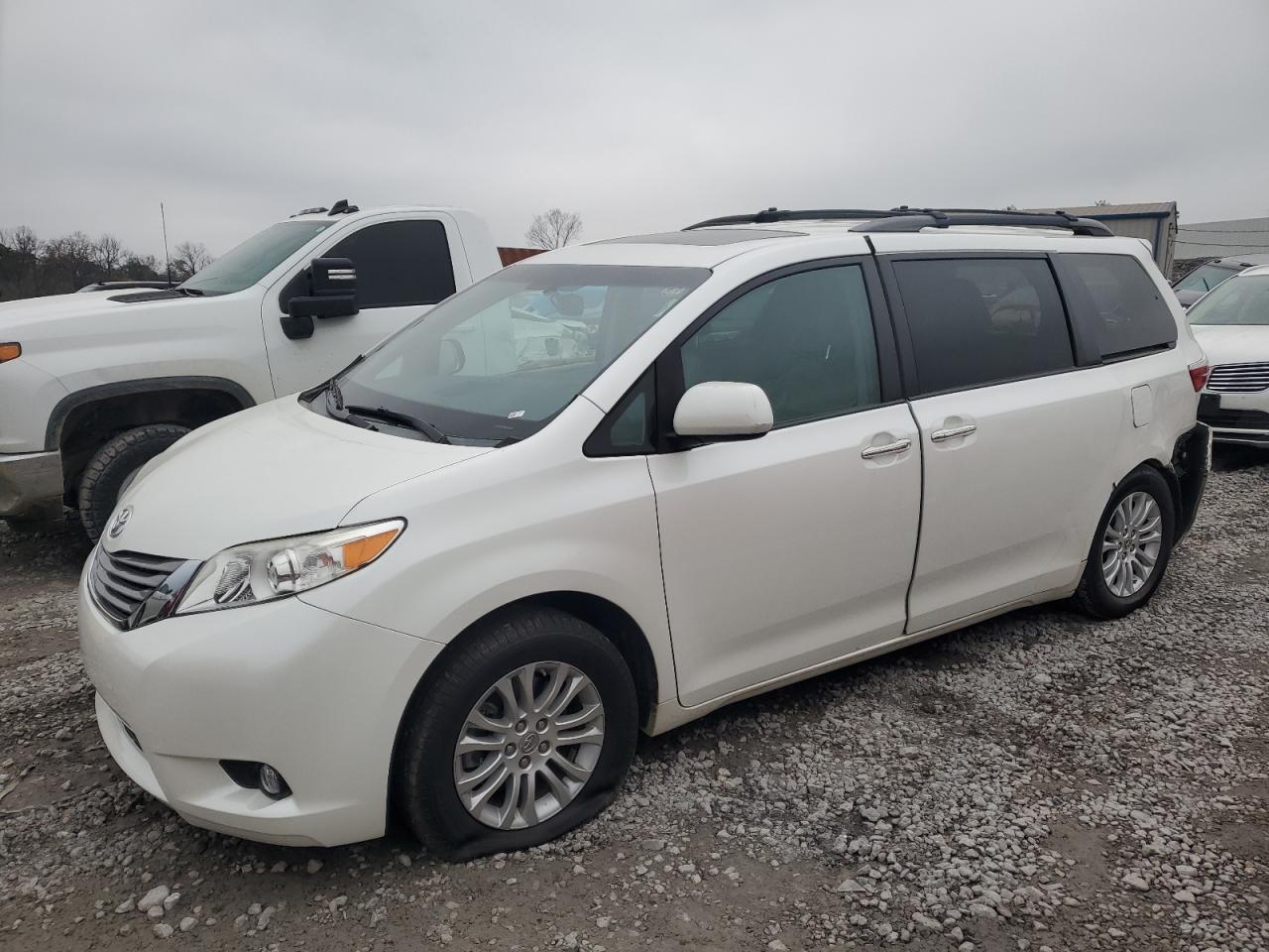 2015 Toyota Sienna - Image 1
