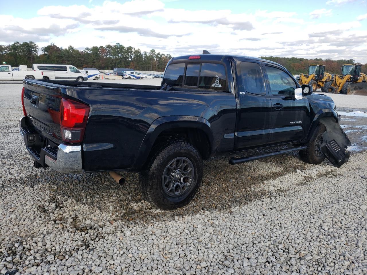 VIN 5TFSZ5AN2JX153588 2018 TOYOTA TACOMA no.3