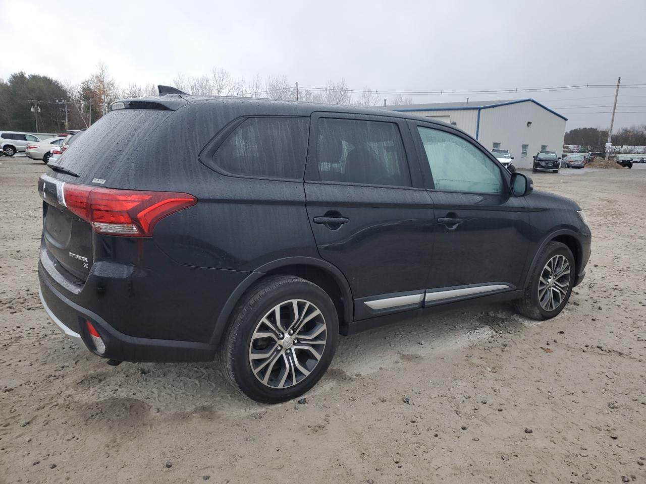 2018 Mitsubishi Outlander - Image 3