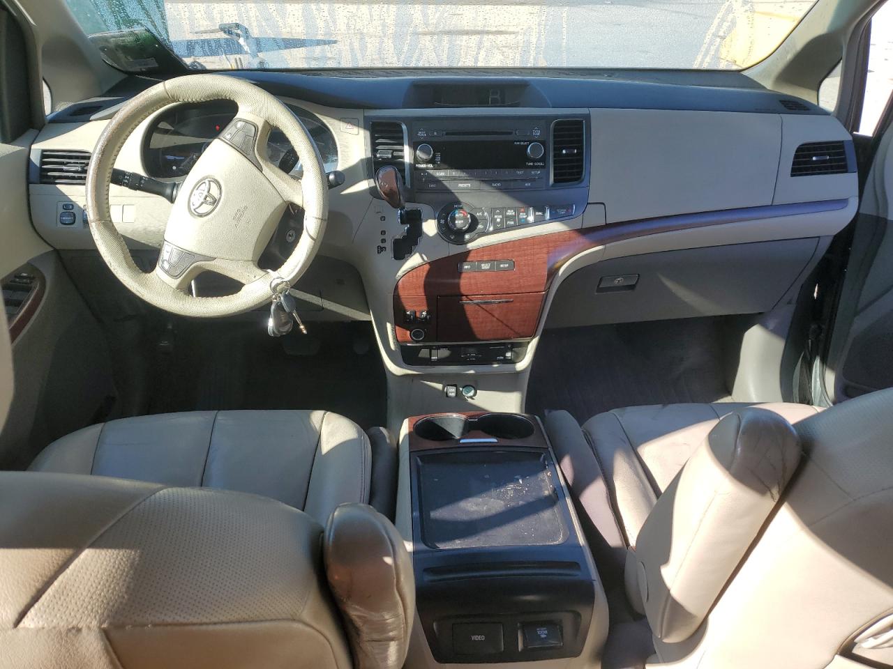 2011 Toyota Sienna - Image 8