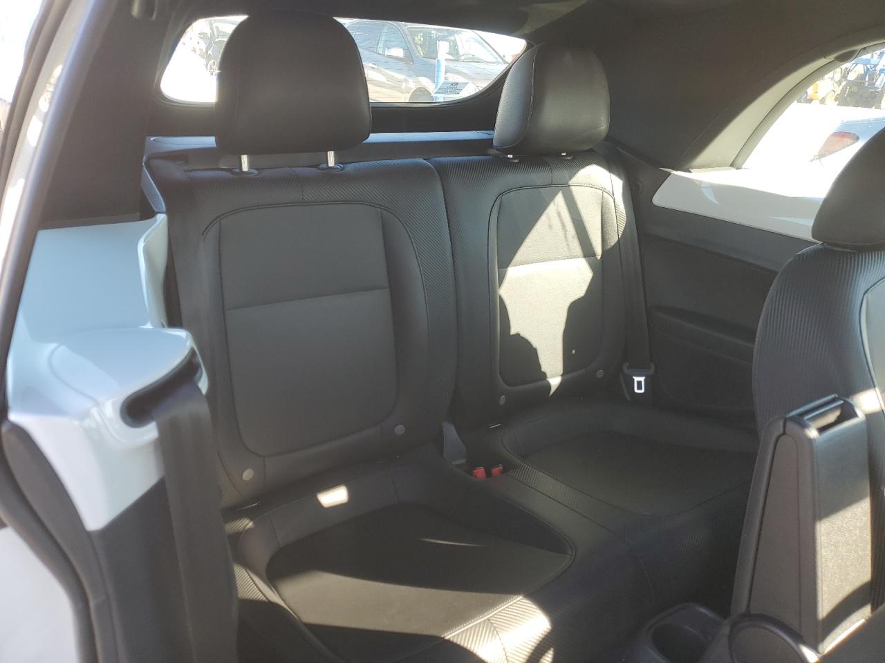 2018 Volkswagen Beetle - Image 10