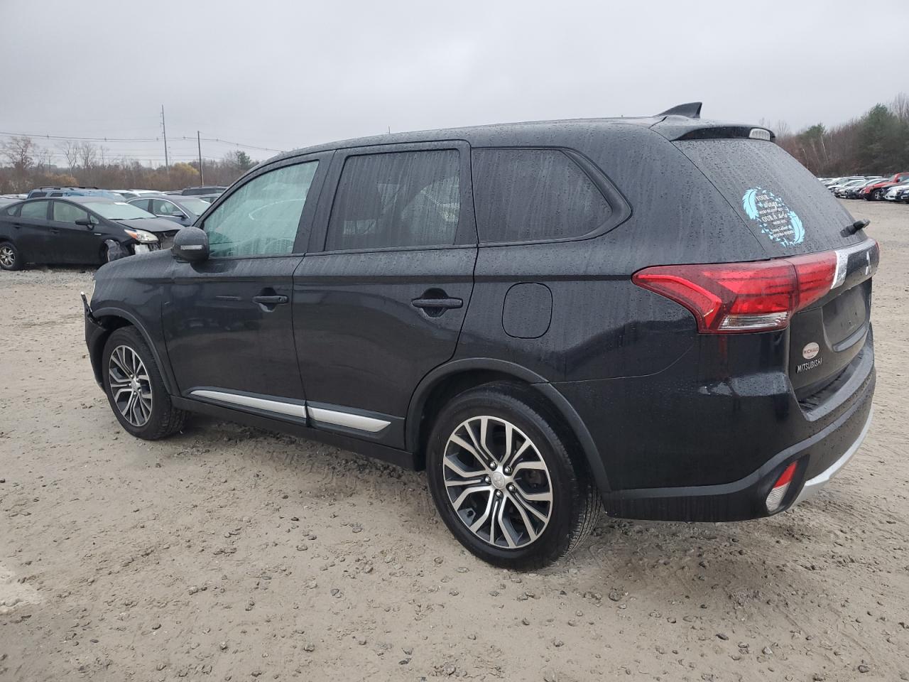 2018 Mitsubishi Outlander - Image 2
