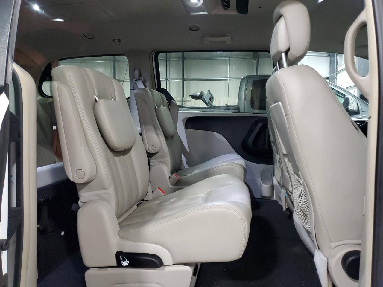 2016 Chrysler Town & Country - Image 12