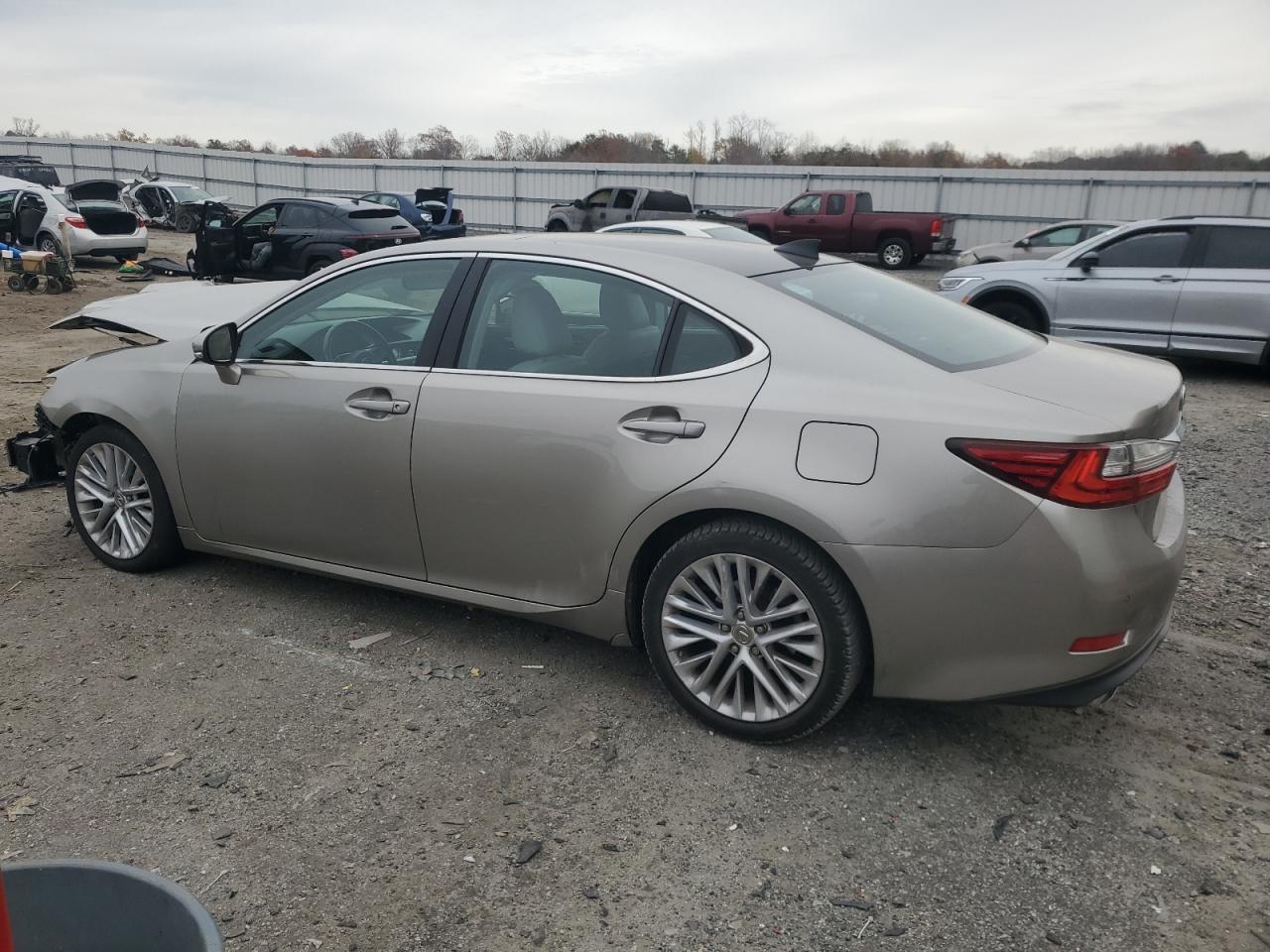 2016 Lexus ES - Image 2